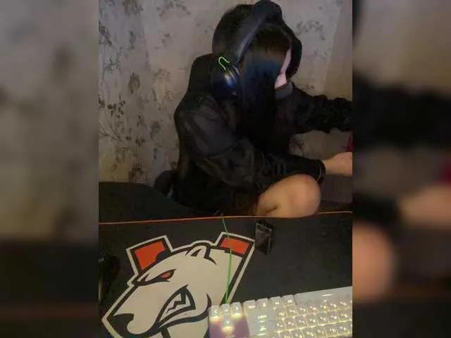 Join Aloeloea, she wants to masturbate for you aloeloea from BongaCams