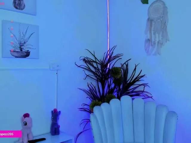 Watch Emylopez, she wants to masturbate for you Emylopez from BongaCams