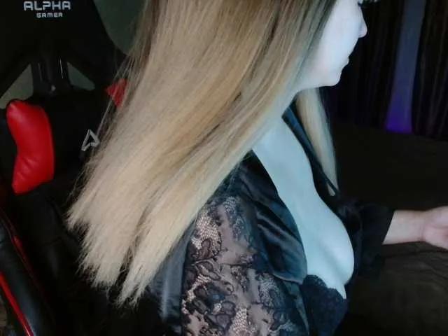 Hot MiaLaFoxis wants you to fuck her body now MiaLaFoxis from BongaCams