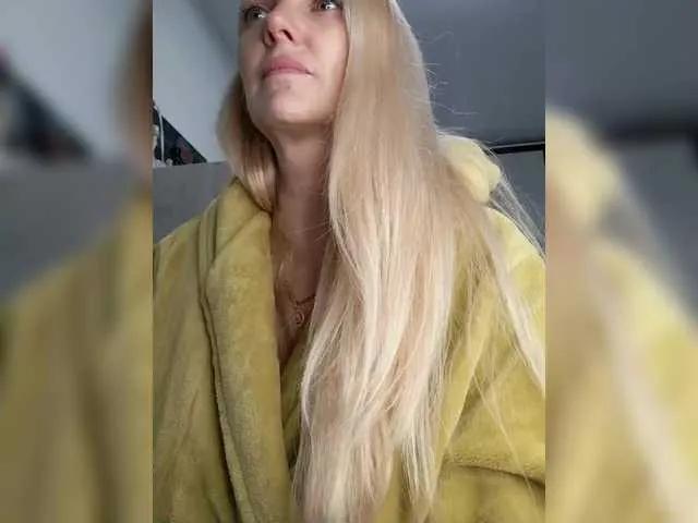 MonnaSky from BongaCams