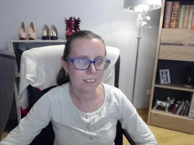 Masturbate to amazing slut SparkleLizzy sparkleLizzy from BongaCams